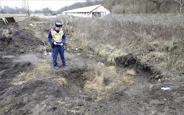 Megölte élettársát, majd a tetemét gödörbe gurította egy férfi