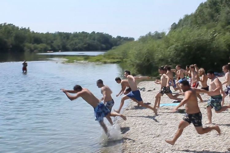 Ma ugranak a folyókba a természetvédők 