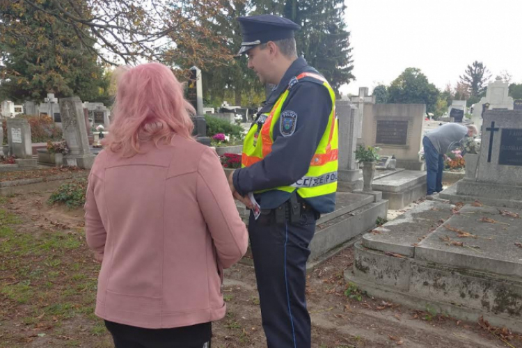 Hosszabb temetői nyitvatartás, fokozott rendőri jelenlét a hosszú hétvégén