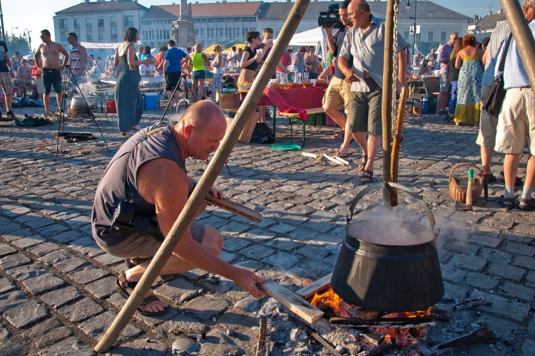 Tíz tonna hal és 1500 bogrács a hétvégén Baján